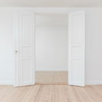 Jak krok po kroku dokonać renowacji drewnianych drzwi?
