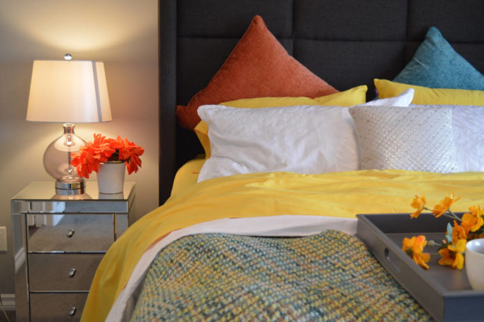 Stylowe i praktyczne oświetlenie sypialni – co wybrać?